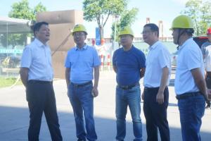 集團(tuán)黨委書記、董事長(zhǎng)周建新一行赴工地慰問(wèn)公司高溫下堅(jiān)守崗位的建設(shè)
